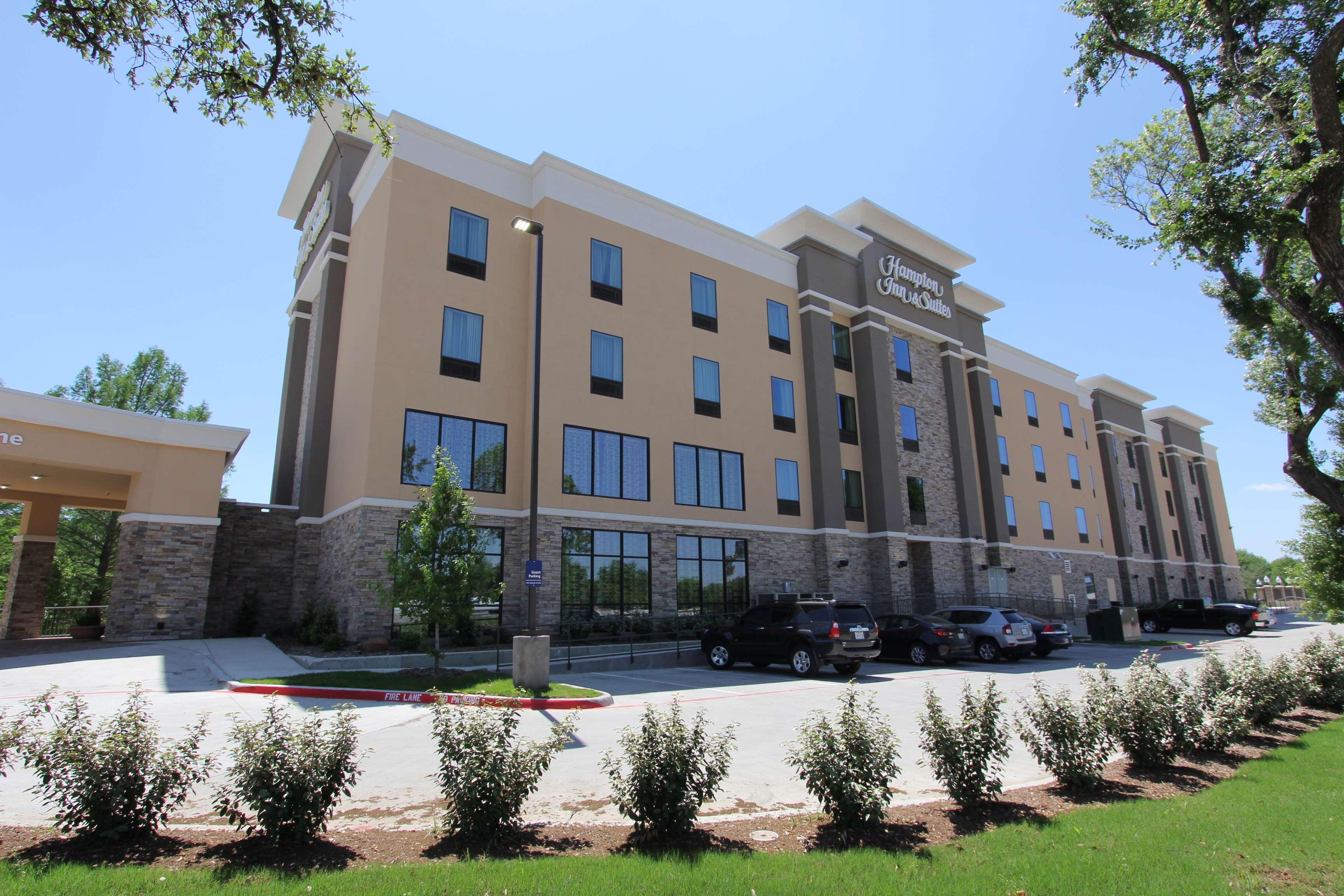 Hampton Inn & Suites Dallas Market Center Exterior photo